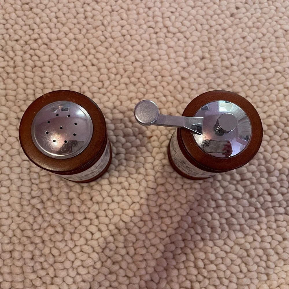 VINTAGE OLDE THOMPSON WOOD AND CERAMIC SALT SHAKER & PEPPER MILL , BLUE & WHITE - Picture 4 of 5